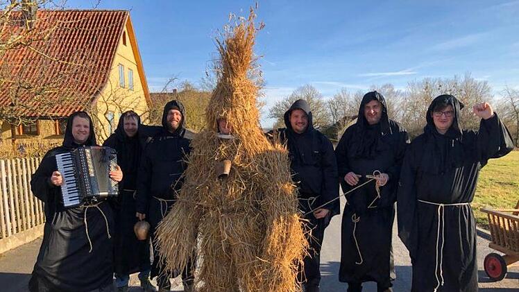 Langes Stroh, eine Kuhglocke und ein Seil brauchten die Mitglieder des Detterer Angelsportvereins, um nach altem Brauch den Winter zu vertreiben. Das war eine  riesengro&szlig;e Gaudi.  Gerlinde Ke&szlig;ler
