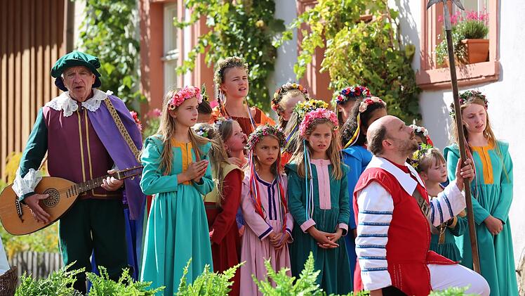 Die Tanzmädchen tanzen nicht nur, sie sind lange Zeit auf der Bühne, müssen Freude und Leid in Mimik und Gestik transportieren. Jetzt beginnen auch für die Tanzmädchen und Scholaren wieder die Proben. Wer Interesse hat, ist gerne gesehen. Foto: Ar...