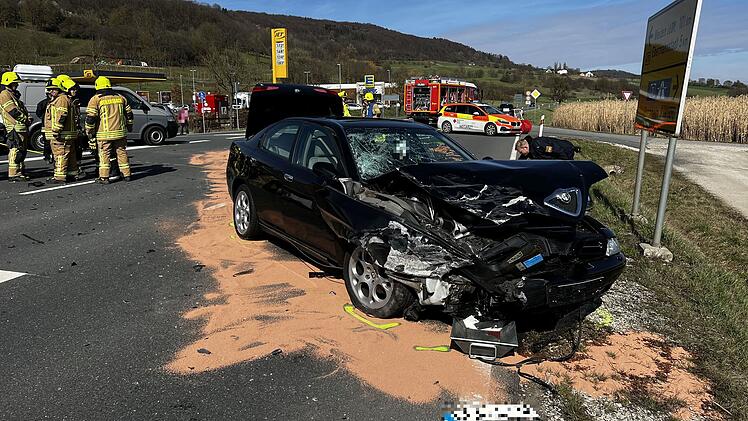 B470 bei Weilersbach: Schwerer Autounfall - Rettungshubschrauber im Einsatz - drei Verletzte