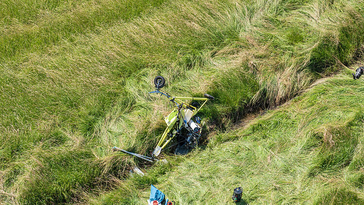 Forsthub (Kreis Coburg): Trike-Gleitschirm stürzt über Wiese ab - Pilot schwer verletzt