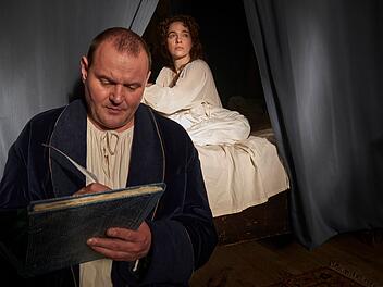 Johann Sebastian Bach (Devid Striesow) arbeitet zur Sorge seiner Frau (Verena Altenberger) Tag und Nacht an seinem Weihnachtsoratorium.