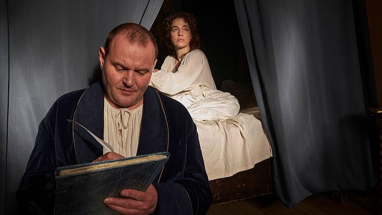 Johann Sebastian Bach (Devid Striesow) arbeitet zur Sorge seiner Frau (Verena Altenberger) Tag und Nacht an seinem Weihnachtsoratorium.