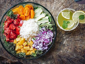 Eine bunte Bowl mit Avocado, Mango und frischem Gem&uuml;se ist nicht nur lecker, sondern auch gesund und voller N&auml;hrstoffe.
