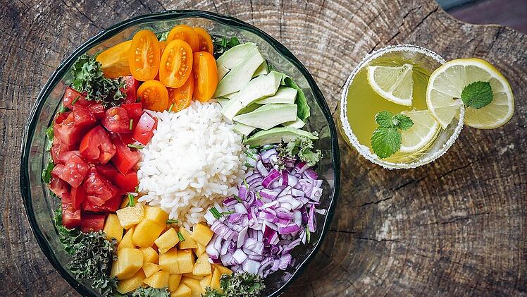 Eine bunte Bowl mit Avocado, Mango und frischem Gem&uuml;se ist nicht nur lecker, sondern auch gesund und voller N&auml;hrstoffe.