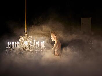 Julia Riedler spielt Fr&auml;ulein Else am Volkstheater Wien. F&uuml;r ihre Darstellung wurde sie von "Theater heute" 2025 zur Schauspielerin des Jahres gew&auml;hlt.