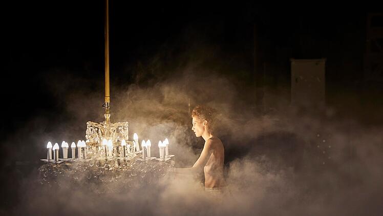 Julia Riedler spielt Fr&auml;ulein Else am Volkstheater Wien. F&uuml;r ihre Darstellung wurde sie von "Theater heute" 2025 zur Schauspielerin des Jahres gew&auml;hlt.