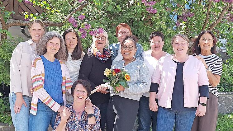 Das Team der Caritas Tagespflege Garitz: (von links): Judith Then, Alexandra Heimbach, Jelena Hilfer, Ina Dimter, Birgitt K&ouml;hler, Stefanie Baldwin, Bettina Heilmann, Bettina Reis, Inge Hof, vorne Carmen Friedensohn.