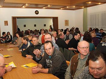 Weit über 100 Bürger aus Wonsees und den Nachbargemeinden verfolgten die Gemeinderatssitzung, die wegen des großen Interesses vom Rathaus in den Saal der Gaststätte Ganzleben verlegt worden war. Foto: Alexander Hartmann
