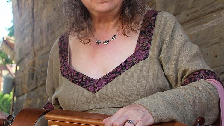 Karin Meyer-Jungclaussen hat einige ihrer historischen Instrumente im Gepäck. Foto: Eckehard Kiesewetter