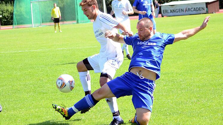 Die Heßdorfer (blaue Trikots) übten erst den Kniefall vor starken Erlangern, steigerten sich dann zwar, blieben aber einfach zu harmlos.