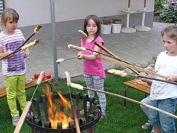 Stockbrot über dem offenen Feuer rösten war eine der Attraktionen für die Vorschulkinder aus Gauaschach. Foto: Kindergarten
