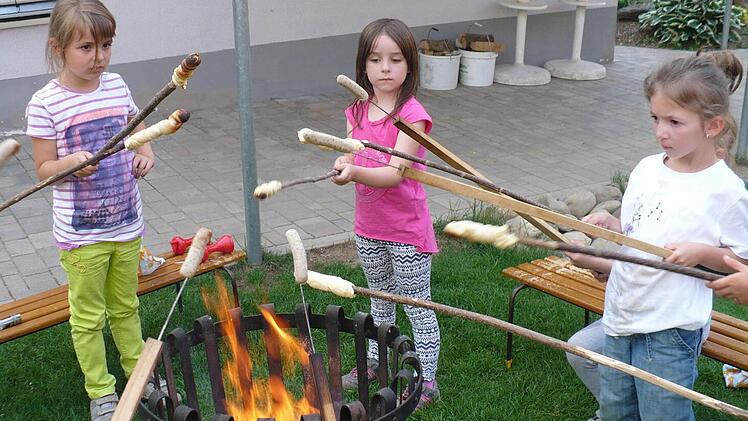 Stockbrot über dem offenen Feuer rösten war eine der Attraktionen für die Vorschulkinder aus Gauaschach. Foto: Kindergarten