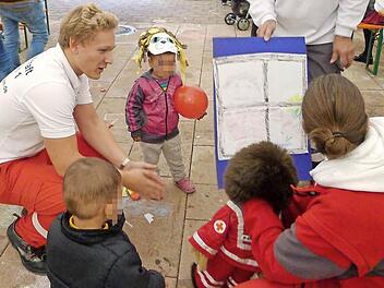 Während des Betriebs in der Notunterkunft in Erlangen betreute das BRK auch Spielstunden für die Kinder der Flüchtlinge.  Foto: privat
