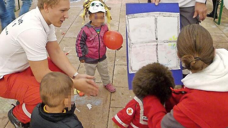 Während des Betriebs in der Notunterkunft in Erlangen betreute das BRK auch Spielstunden für die Kinder der Flüchtlinge.  Foto: privat