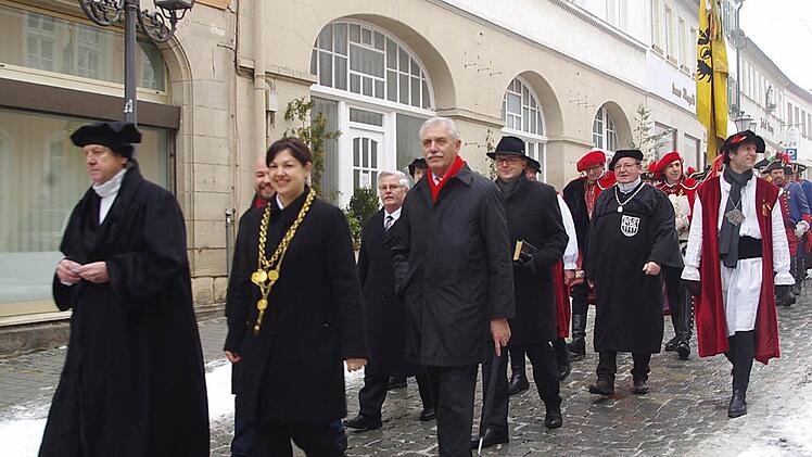 Die historischen Gruppen zogen vom Alten Rathaus zur Stadtpfarrkirche. Foto: Heike Schülein
