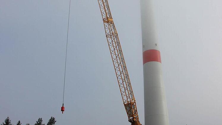 Die Hainer Windräder wachsen nicht in den Himmel. Die Spitze des 78 Meter hohen Betonturms verschwindet im Nebel.  Foto: Friedwald Schedel