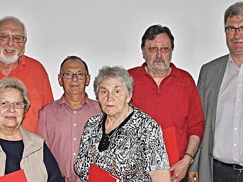 Hedwig Absmann und Olga Jakelski (vorne von links) sowie Hermann Suckert (hinten, Zweiter von rechts) wurden geehrt. Weiter auf dem Bild: (hinten, v. l.) Zweiter Vorsitzender Klaus Absmann, Vorsitzender Manfred Michel und Zweiter Vorsitzender Helmut Dietz.  Foto: Helmut Will