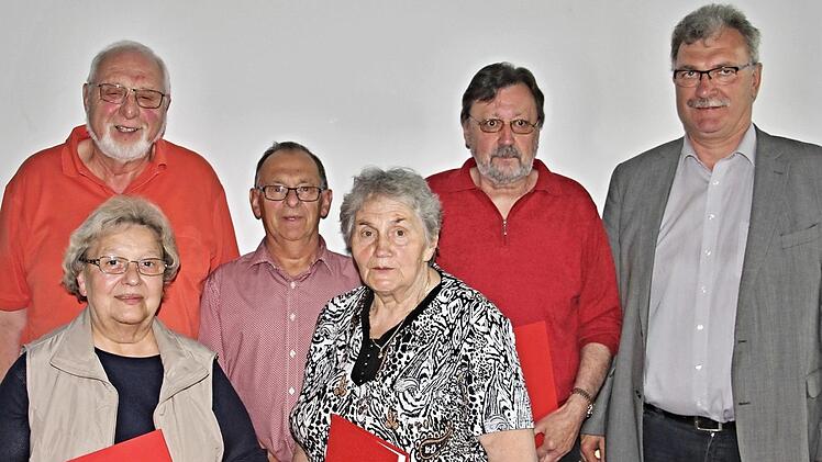 Hedwig Absmann und Olga Jakelski (vorne von links) sowie Hermann Suckert (hinten, Zweiter von rechts) wurden geehrt. Weiter auf dem Bild: (hinten, v. l.) Zweiter Vorsitzender Klaus Absmann, Vorsitzender Manfred Michel und Zweiter Vorsitzender Helmut Dietz.  Foto: Helmut Will