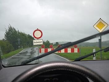 Nichts geht mehr: Aufgrund der langanhaltenden Regenfälle trat die Itz über die Ufer. Deshalb musste gestern Vormittag die Kreisstraße CO 1 zwischen Lahm und Hemmendorf für den Verkehr gesperrt werden. Weitere Behinderungen gab es im Landkreis Coburg aber nicht. Foto: Berthold Köhler