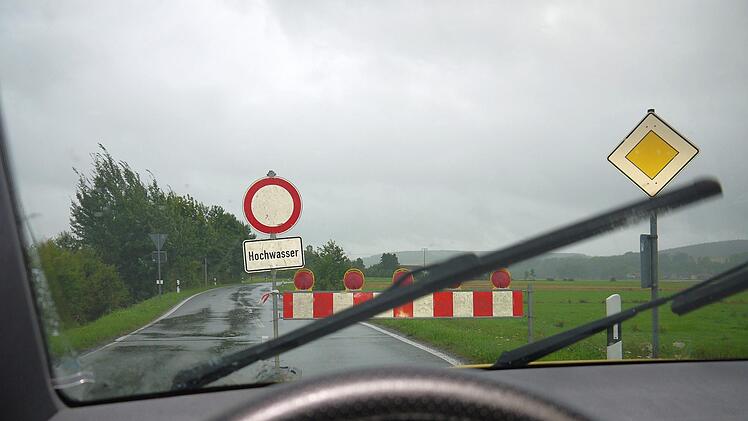 Nichts geht mehr: Aufgrund der langanhaltenden Regenfälle trat die Itz über die Ufer. Deshalb musste gestern Vormittag die Kreisstraße CO 1 zwischen Lahm und Hemmendorf für den Verkehr gesperrt werden. Weitere Behinderungen gab es im Landkreis Coburg aber nicht. Foto: Berthold Köhler