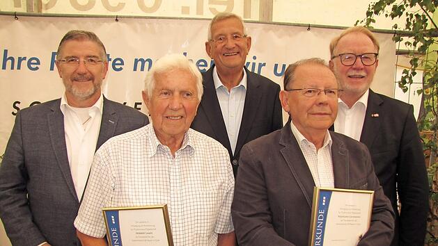 Herbert Lampe und Wolfgang Laussmann (vorne, von links) sind seit 70 Jahren Mitglieder im VdK-Kreisverband. Es gratulierten Schirmherr Landrat Michael Busch, der VdK-Kreisvorsitzende Hellmut Ott und CSU-Bundestagsabgeordneter Hans Michelbach.  Foto: Martin Koch