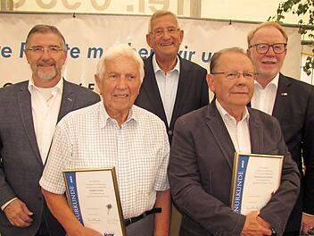 Herbert Lampe und Wolfgang Laussmann (vorne, von links) sind seit 70 Jahren Mitglieder im VdK-Kreisverband. Es gratulierten Schirmherr Landrat Michael Busch, der VdK-Kreisvorsitzende Hellmut Ott und CSU-Bundestagsabgeordneter Hans Michelbach.  Foto: Martin Koch