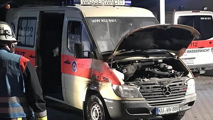 Am  Fahrzeug der Wasserwacht  war im November Feuer gelegt worden. Ob der 35-Jährige der Täter war? Der Angeklagte bestreitet es. Foto: Archiv