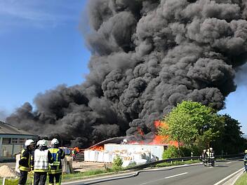 Riesige Rauchsäulen am Himmel: In Röslau (Kreis Wunsiedel) brennt eine Kfz-Werkstatt. Die Polizei warnt Anwohner. Foto: NEWS5 / Fricke