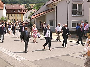 Angeführt wurde der Festzug in Maroldsweisach (von links) von Drittem Bürgermeister Gunther Hartleb, Bürgermeister Wolfram Thein, Landrat Wilhelm Schneider und Zweitem Bürgermeister Harald Deringer.Helmut Will