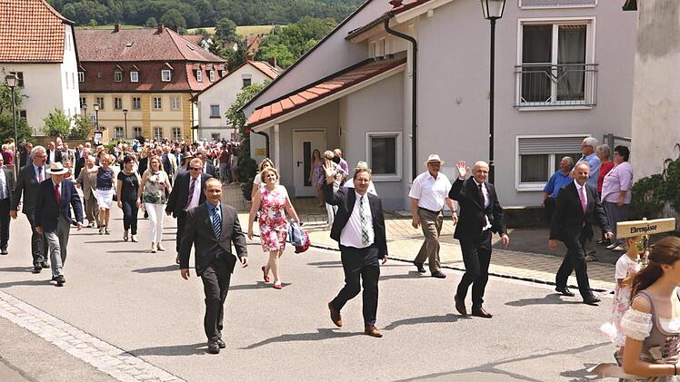 Angeführt wurde der Festzug in Maroldsweisach (von links) von Drittem Bürgermeister Gunther Hartleb, Bürgermeister Wolfram Thein, Landrat Wilhelm Schneider und Zweitem Bürgermeister Harald Deringer.Helmut Will
