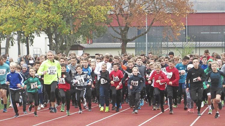 Massenstart beim Mini-Marathon des Frobenius-Gymnasiums an dem sich gut 270 Schüler beteiligten.  Foto: Winfried Ehling