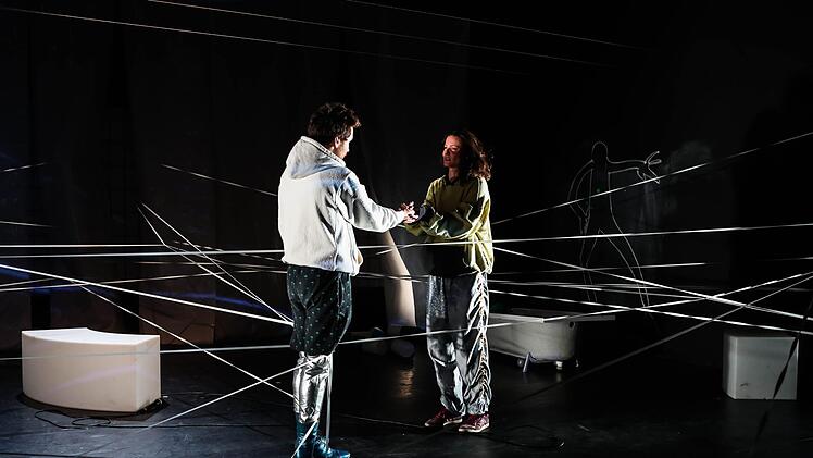 Szene aus "4.48 Psychose" im Coburger Theater in der Reithalle Foto:  Henning Rosenbusch