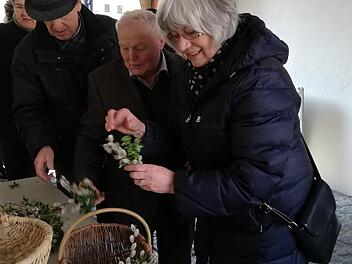 Der Obst- und Gartenbauverein hatte für den Palmsonntag Palmsträußchen zugunsten der Kirchenrenovierung gebunden. Heike Beudert