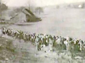 Frauen des KZ-Außenlagers Neustadt auf ihrem Marsch durch den Frankenwald. Der Leiter des Marsches mit rund 400 Zwangsarbeiterinnen im Neustadter Siemens-Werk machte dieses Foto, dessen Standort ungewiss ist. Beim Vortrag in Wallenfels meinte eine der Zuhörerinnen, dass es sich um den Bereich Knellendorf mit Glosberg im Hintergrund handeln könnte.