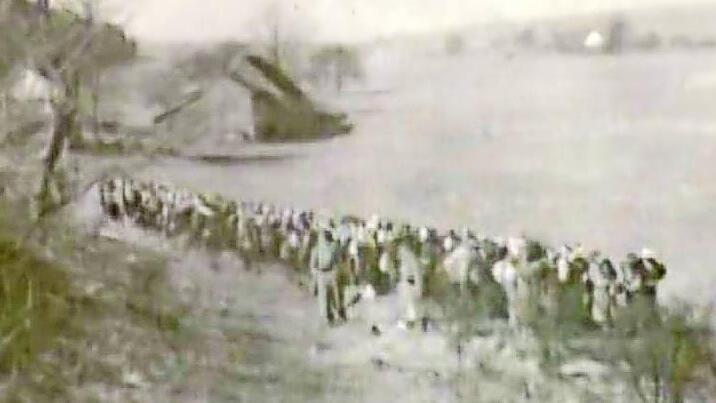 Frauen des KZ-Außenlagers Neustadt auf ihrem Marsch durch den Frankenwald. Der Leiter des Marsches mit rund 400 Zwangsarbeiterinnen im Neustadter Siemens-Werk machte dieses Foto, dessen Standort ungewiss ist. Beim Vortrag in Wallenfels meinte eine der Zuhörerinnen, dass es sich um den Bereich Knellendorf mit Glosberg im Hintergrund handeln könnte.