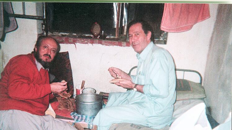 Ein heimlich aufgenommenes Foto zeigt die Gefangenen Georg Taubmann (links) und Peter Bunch beim Essen in ihrer Zelle in Kabul.
