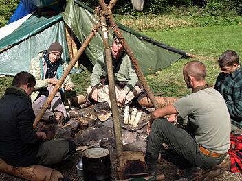 Das Lager der Survival-Gruppe ist klein. Alles spielt sich um das Feuer und im Unterstand ab.