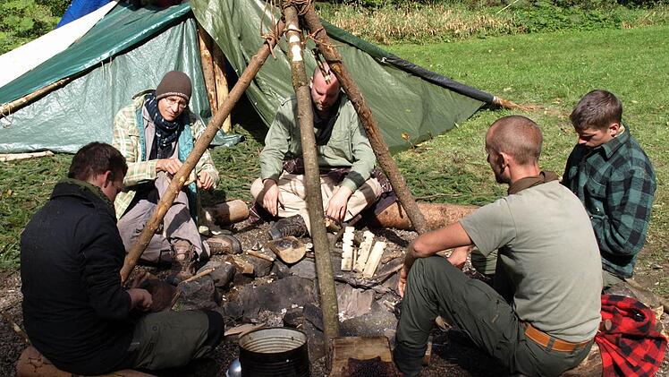 Das Lager der Survival-Gruppe ist klein. Alles spielt sich um das Feuer und im Unterstand ab.