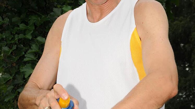 Beim Sonnenschutz macht Dieter Oeckl keinen Fehler: Eincremen ist im Hochsommer Pflicht vor dem Lauftraining.