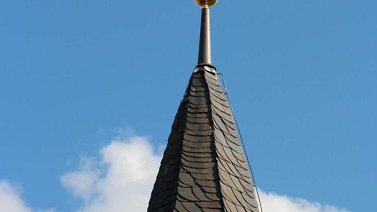 Die Turmzier strahlt von weitem.