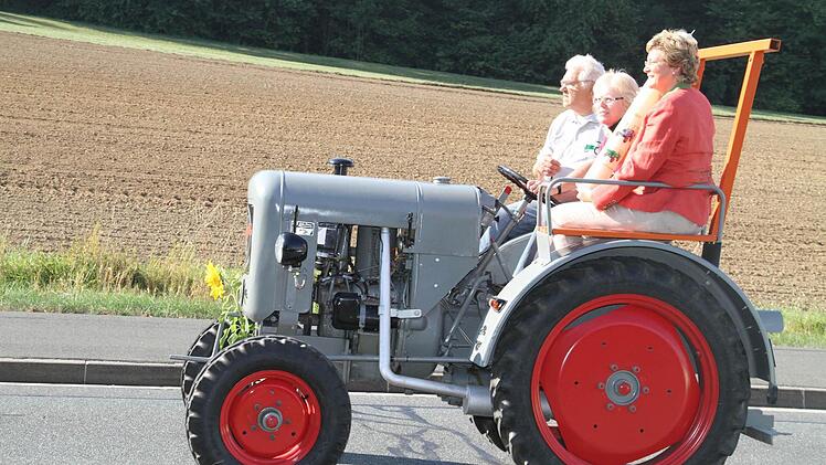Die Wallfahrtskerze, gehalten von der Europa-Abgeordneten Monika Hohlmeier, wurde heuer von der Familie Wimmer aus Niederbayern gestiftet.
