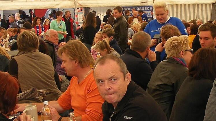 Schon nachmittags war das Festzelt am Feiertag prall gefüllt.