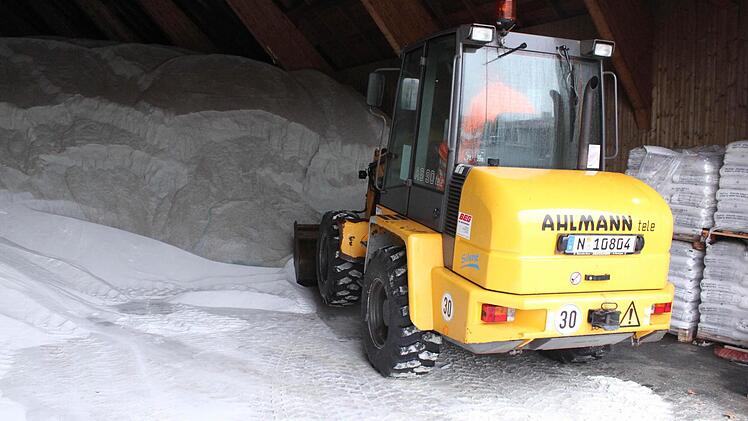 1200 Tonnen Salz lagern derzeit bei der Autobahnmeisterei in Knetzgau an der A 70. Etwa 2500 Tonnen werden über den Winter gestreut.
