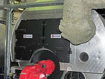 Die Firma Maintal Konfitüren GmbH in Haßfurt hat auch in einen neuen Dampfkessel (im Bild) investiert. Die Wärme, die in der Mikrogasturbine durch die Verbrennung entsteht, wird über ein isoliertes Rohr (oben rechts) in einen Heizraum des neuen Kessels geleitet und erzeugt dort Dampf.  Fotos: Ulrike Langer