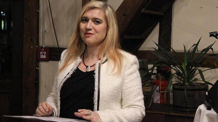 Ministerin Huml sprach in der Tenne des Cafés Kitsch. Foto: Friedwald Schedel