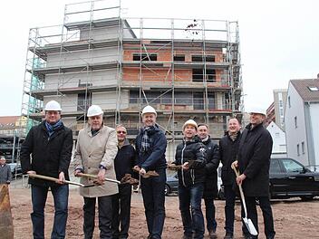Stephan Horn (Wifög), OB Norbert Tessmer, Wohnungseigentümer Hermann Abeldt, Architekt Ulrich Müller, Investor Marcus Weingart, Michael Schulz und Stefan Büttner von Coresale sowie der Leiter des Stadtbauamtes, Karl Baier (von links) setzten die ersten Spatenstiche für den Neubau.  Fotos: Ulrike Nauer