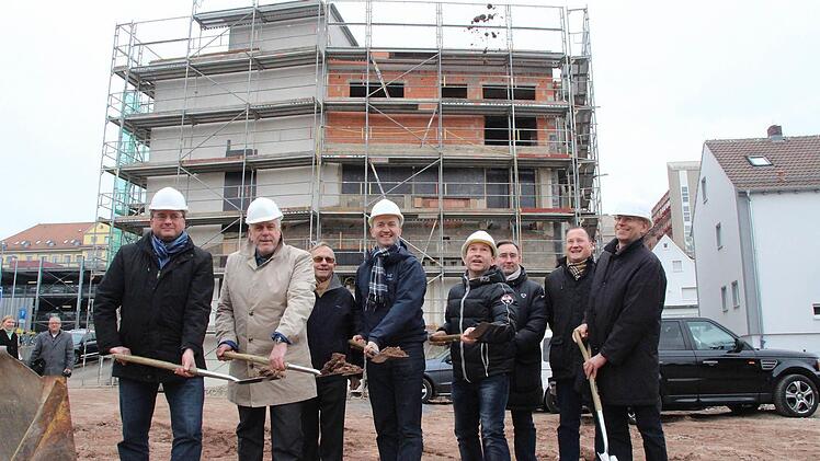 Stephan Horn (Wifög), OB Norbert Tessmer, Wohnungseigentümer Hermann Abeldt, Architekt Ulrich Müller, Investor Marcus Weingart, Michael Schulz und Stefan Büttner von Coresale sowie der Leiter des Stadtbauamtes, Karl Baier (von links) setzten die ersten Spatenstiche für den Neubau.  Fotos: Ulrike Nauer