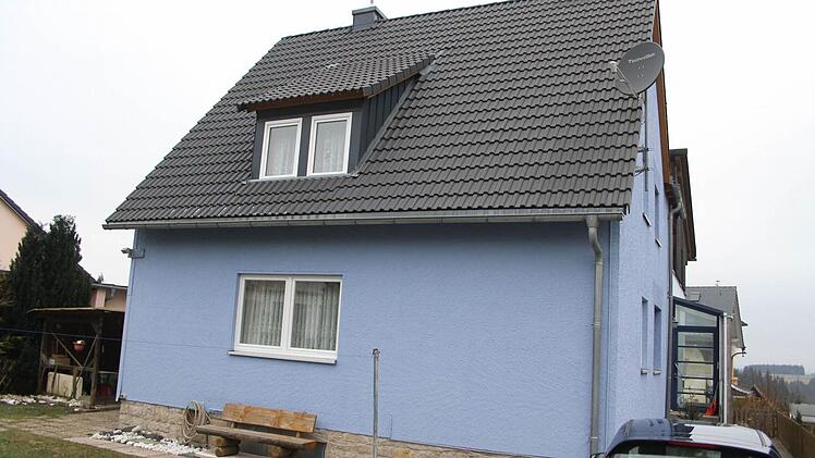 Früher hatte die Familie Schott in dem kleinen blauen Häuschen in der Frankenwaldstraße das Büro des Pflegedienstes, jetzt ist das Haus zum Wohnhaus umgebaut - und seit drei Monaten lebt die syrische Familie Daoud-Khani hier.