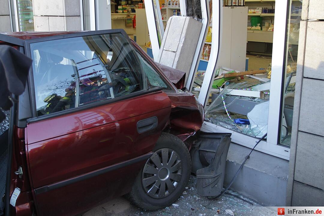 Auto kracht rückwärts in Reformhaus