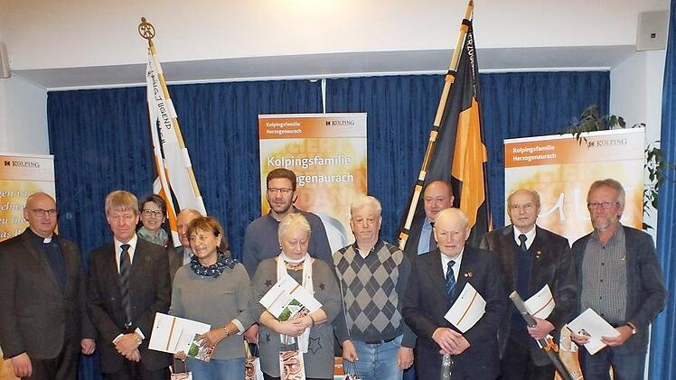 Stadtpfarrer und Präses Helmut Hetzel, Dieter Lohmaier (1. Vorsitzender), Monika Geinzer (2. Vorsitzende) mit den Neuaufnahmen und einem Teil der Geehrten Foto: privat